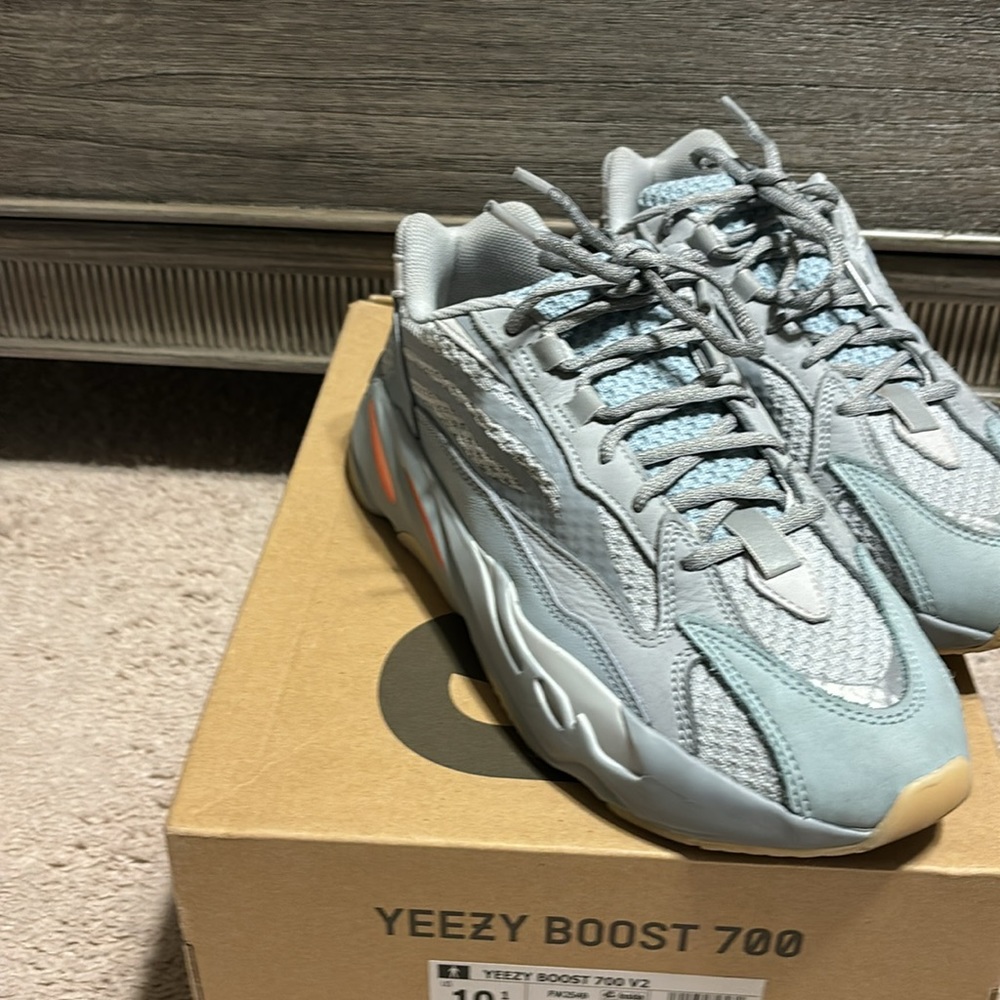 Yeezy 700 v2 Inerti - Picture 2 of 3